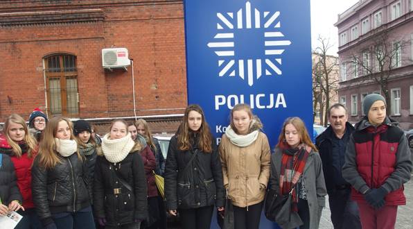 Półkoloniści z gimnazjum odwiedzili policjantów 