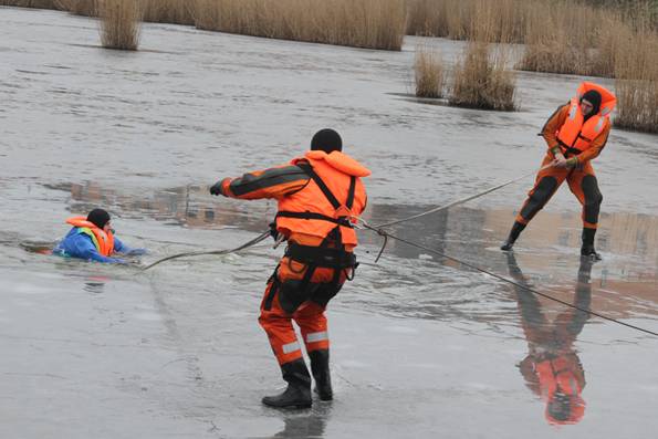 Pokazy zimowego ratownictwa na lodzie