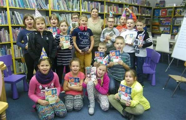 Czytają sobie... w bibliotece