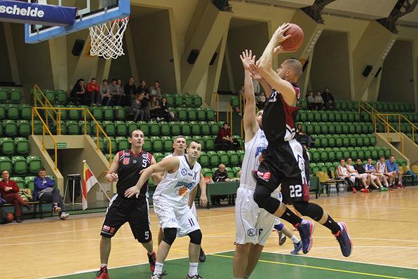 Kasper zagrał charytatywnie z Domino