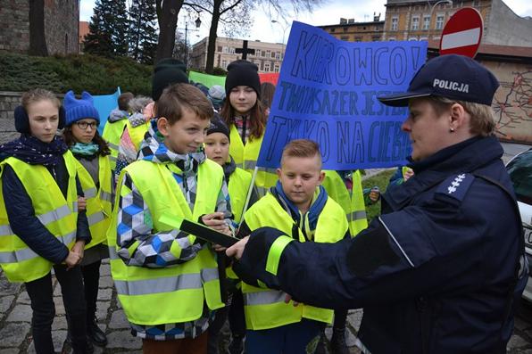 Policjanci zorganizowali odblaskowy meeting z uczniami 