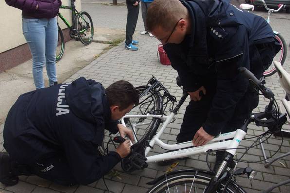 Policjanci znakowali rowery i edukowali mieszkańców 