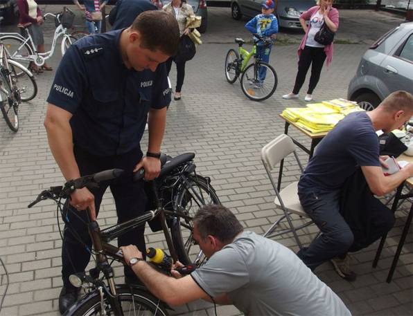Policjanci oznakują rowery 