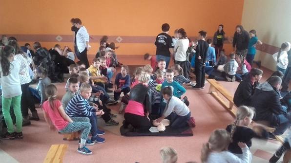Uczniowie SP 9 bili rekord w resuscytacji krążeniowo- oddechowej