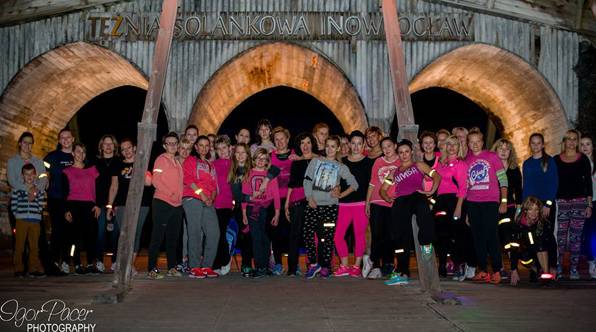 Zumba z efektami świetlnymi pod tężnią