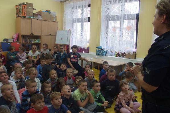 Policjantka na spotkaniu z uczniami