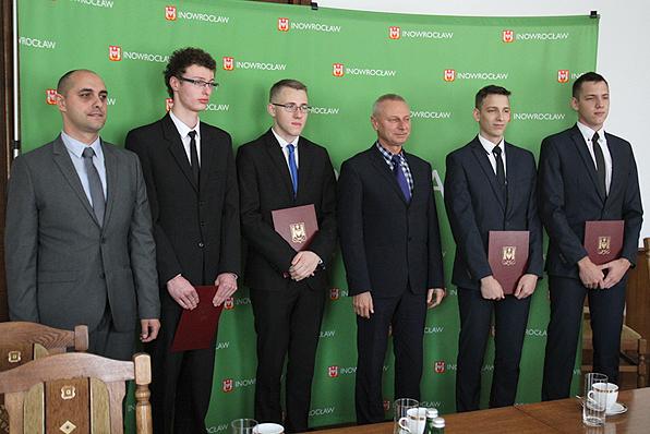Studenci otrzymali stypendia od prezydenta (TV)