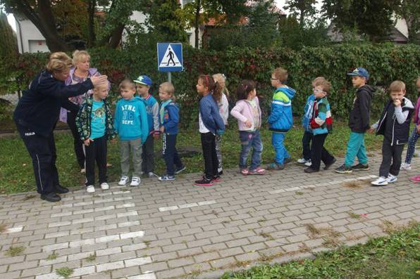 Nauka przekraczania jezdni w rowerowym miasteczku 