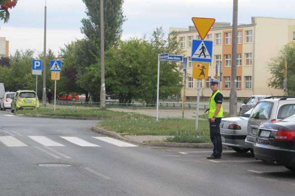 Policjanci lustrowali teren w pobliżu szkół 