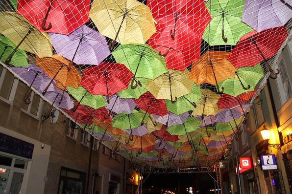 Parasolki i Batman w centrum miasta
