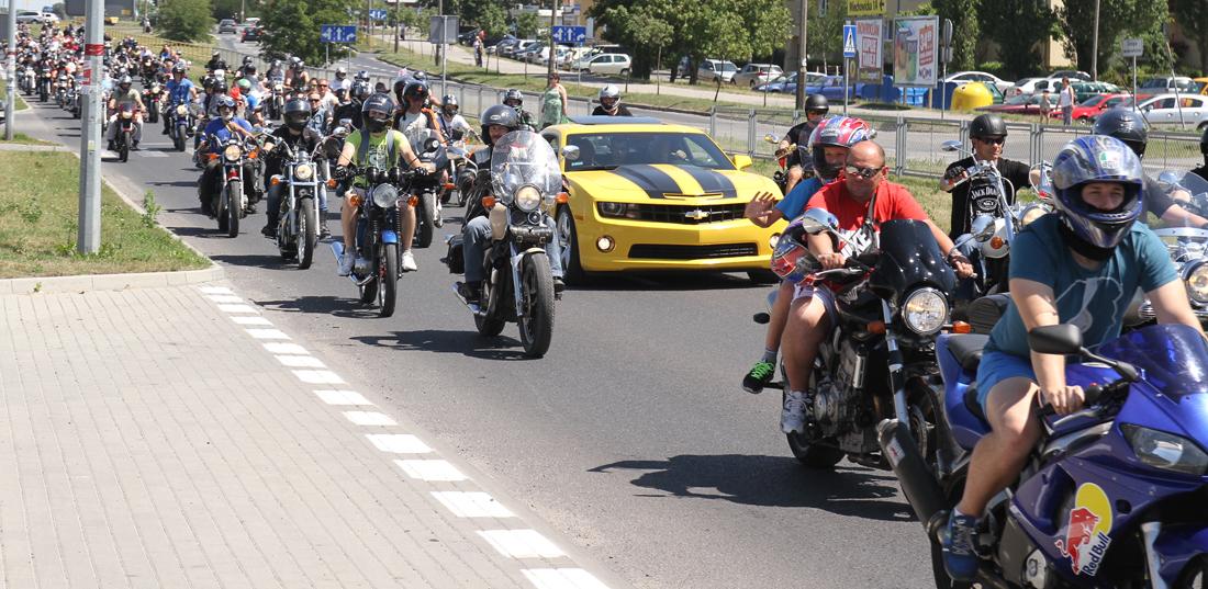 Motocykliści przejechali przez miasto (TV)