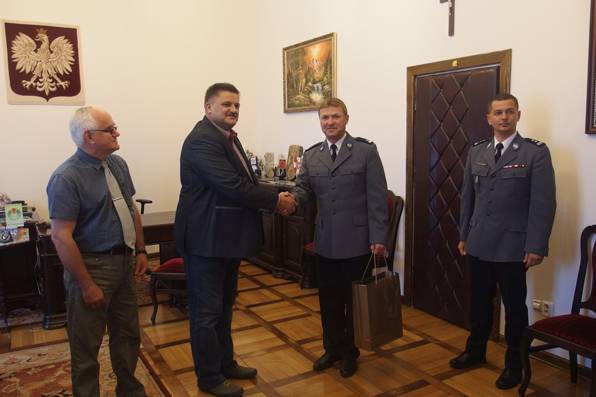 Uroczyste przekazanie sprzętu dla policjantów