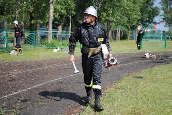 Strażacy walczą ze sobą jak i z upałem