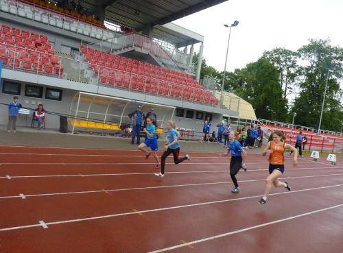 Zawody lekkoatletyczne z deszczem w tle