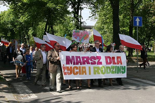 Ulicami polskich miast przeszły Marsze dla Życia i Rodziny