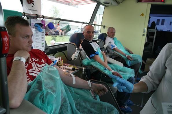 Motocykliście zbierali krew przed Galerią Solną