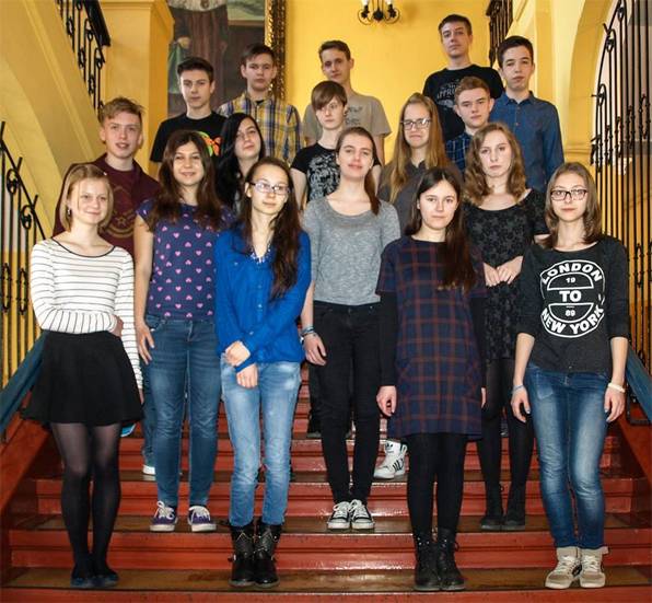 Gimnazjum Dwujęzyczne z pucharem od kuratora