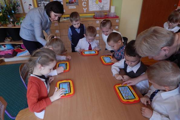 Przedszkolaki korzystają z nowego sprzętu