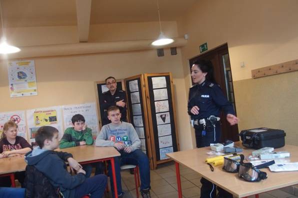 Widzisz na drodze pijanego kierowcę. Dzwoń na Policję!