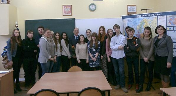 Klasa dziennikarska na praktycznych lekcja wiedzy o społeczeństwie