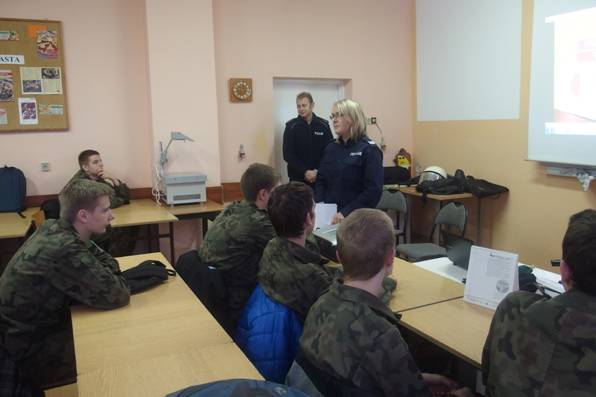Policjanci spotkali się z klasą mundurową