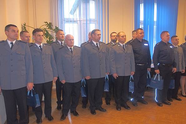 Policyjna uroczysta zbiórka  