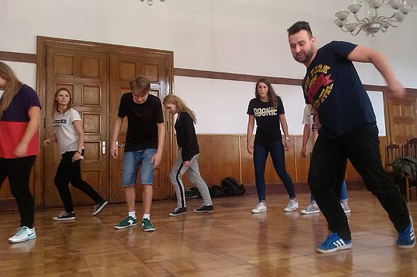 Absolwent III LO wtajemnicza w teatr
