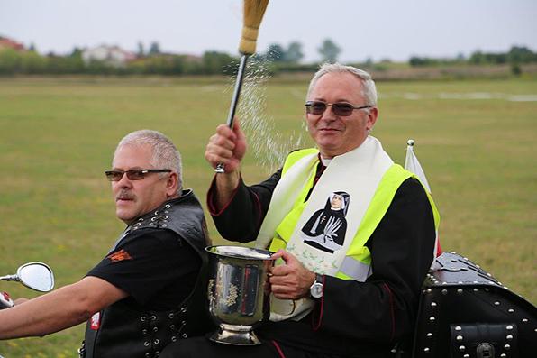Kilkaset samochodów ponownie poświęconych 