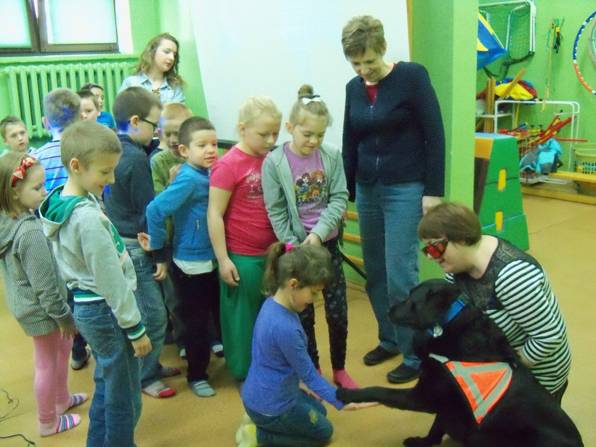 Dzieci spotkały się z osobą niewidomą i psem przewodnikiem
