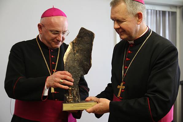Arcybiskup Tomasz Peta odebrał statuetkę