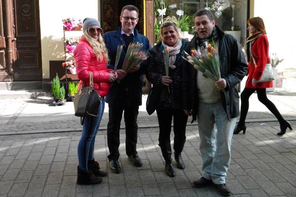 Rozdawali kwiaty paniom z okazji ich święta
