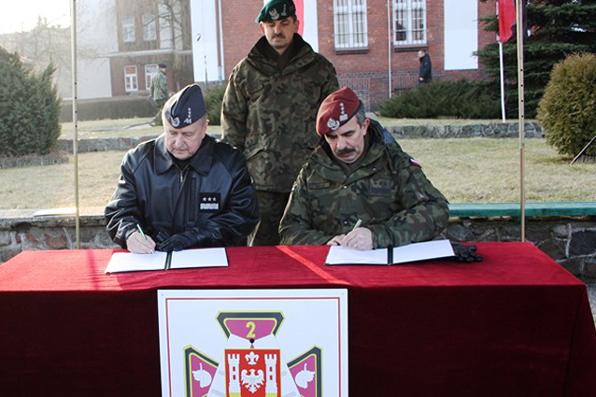 Uroczyście w  koszarach przy ul. Dworcowej
