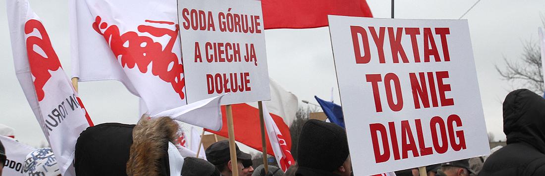Związkowcy z Soda Polska zablokowali drogę (TV)