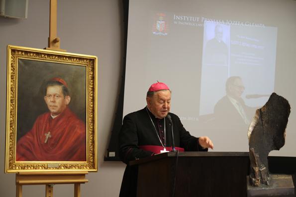 Statuetka „Ku chwale” dla arcybiskupa Tomasza Pety