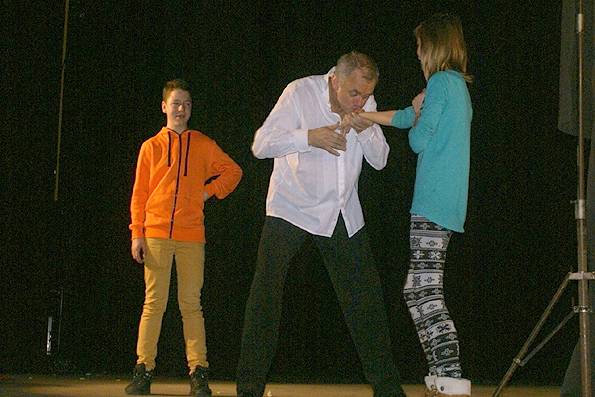 Profilaktyka w Teatrze. „Dealera” obejrzeli gimnazjaliści