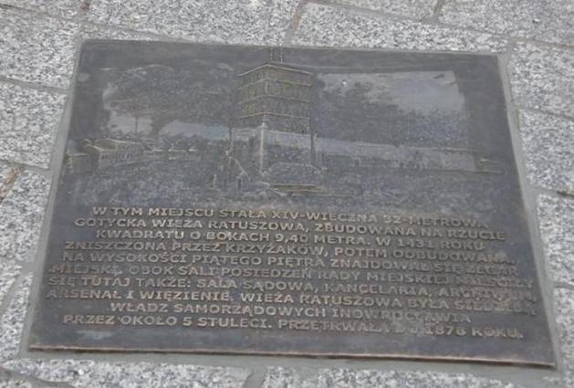 Trzy tablice z brązu przypominają historię