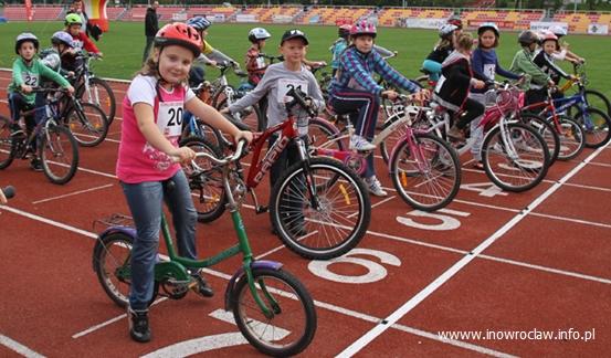 Rowerowe zmagania na stadionie