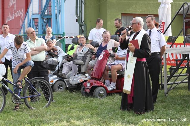 Poświęcono pojazdy na płycie lotniska