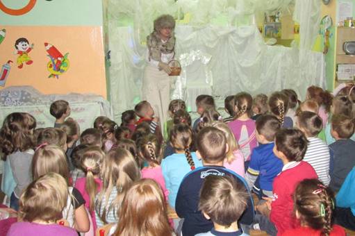 Pani Zima czytała przedszkolakom