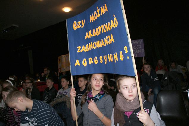 O agresji w szkołach, w przedstawieniu i debacie