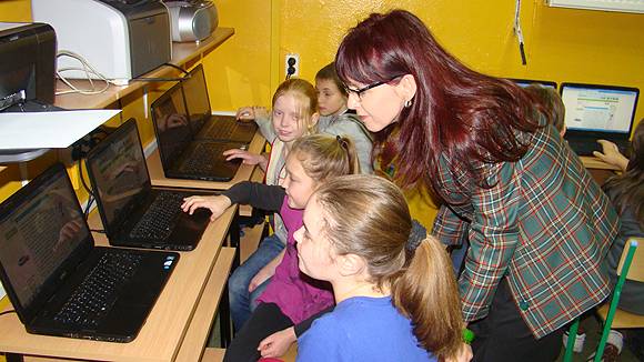 Uczniowie „Szesnastki” pracują przy nowych laptopach