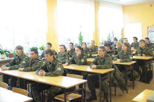 Młodzież myśli o pracy w mundurze 