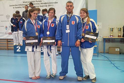 Brąz juniorek młodszych w karate