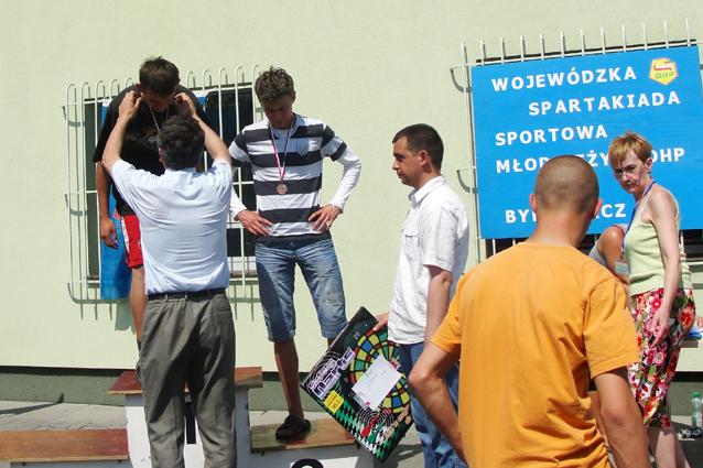 Inowrocławska drużyna 2-3 Środowiskowego Hufca Pracy na podium