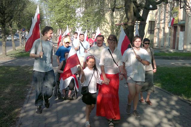 Przemaszerowali z flagą przez miasto