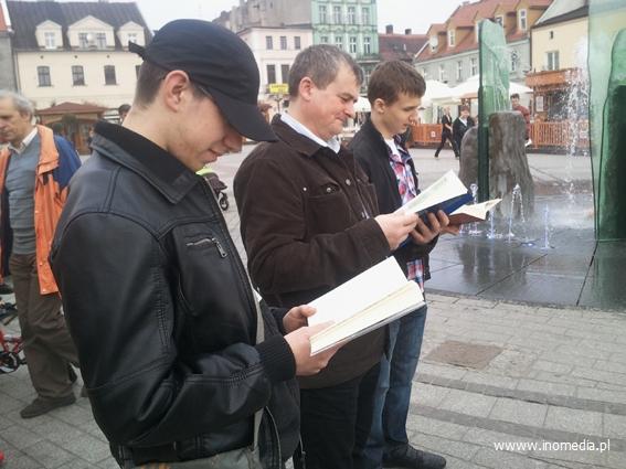 Polityczne czytanie na Rynku