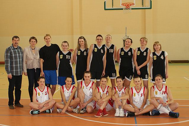 Mecz koszykówki absolwentki - uczennice III LO
