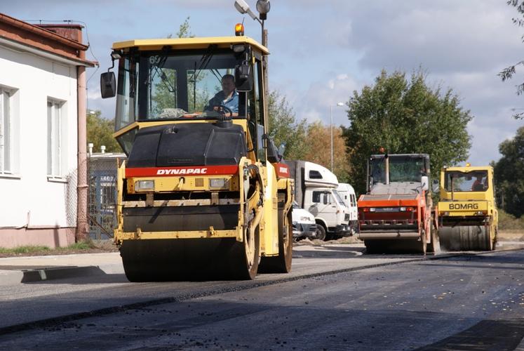 Kładą asfalt na największej ze stref