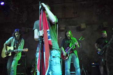 Manekin Live Bulwar szczęśliwy dla grupy Gram