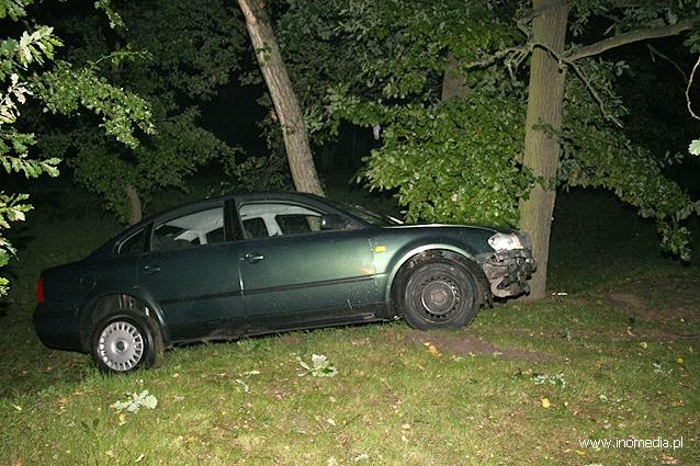 Wjechał w drzewa i uciekł zostawiając samochód